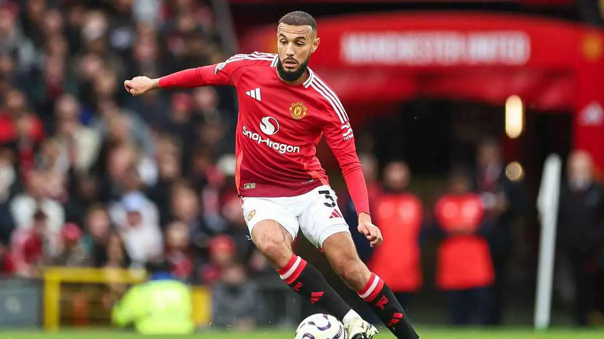 نصير مزراوي يحصد جائزته الأولى مع مانشستر يونايتد