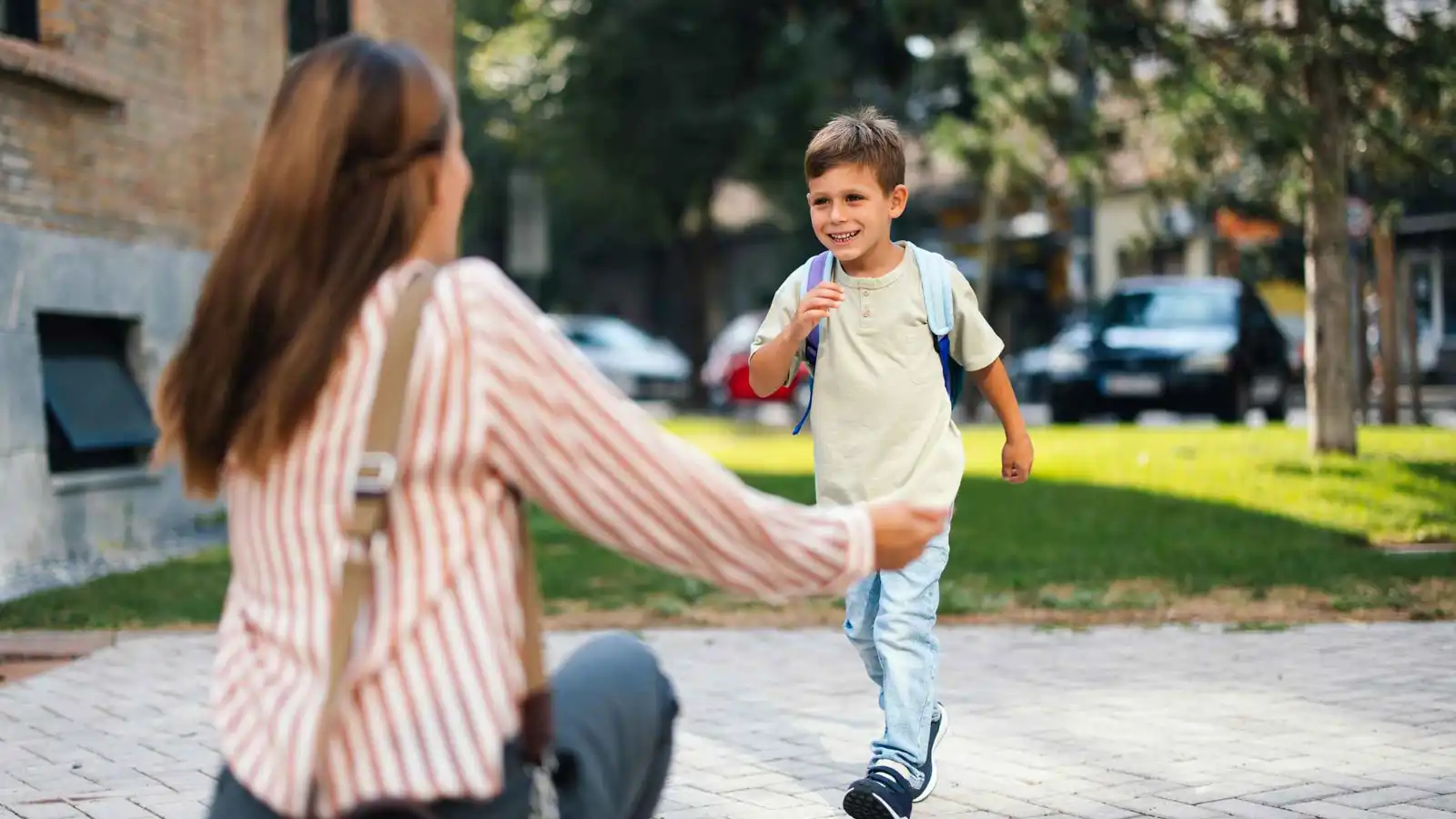 كيف تجعل طفلك يحكي تفاصيل يومه الدراسي بمتعة؟