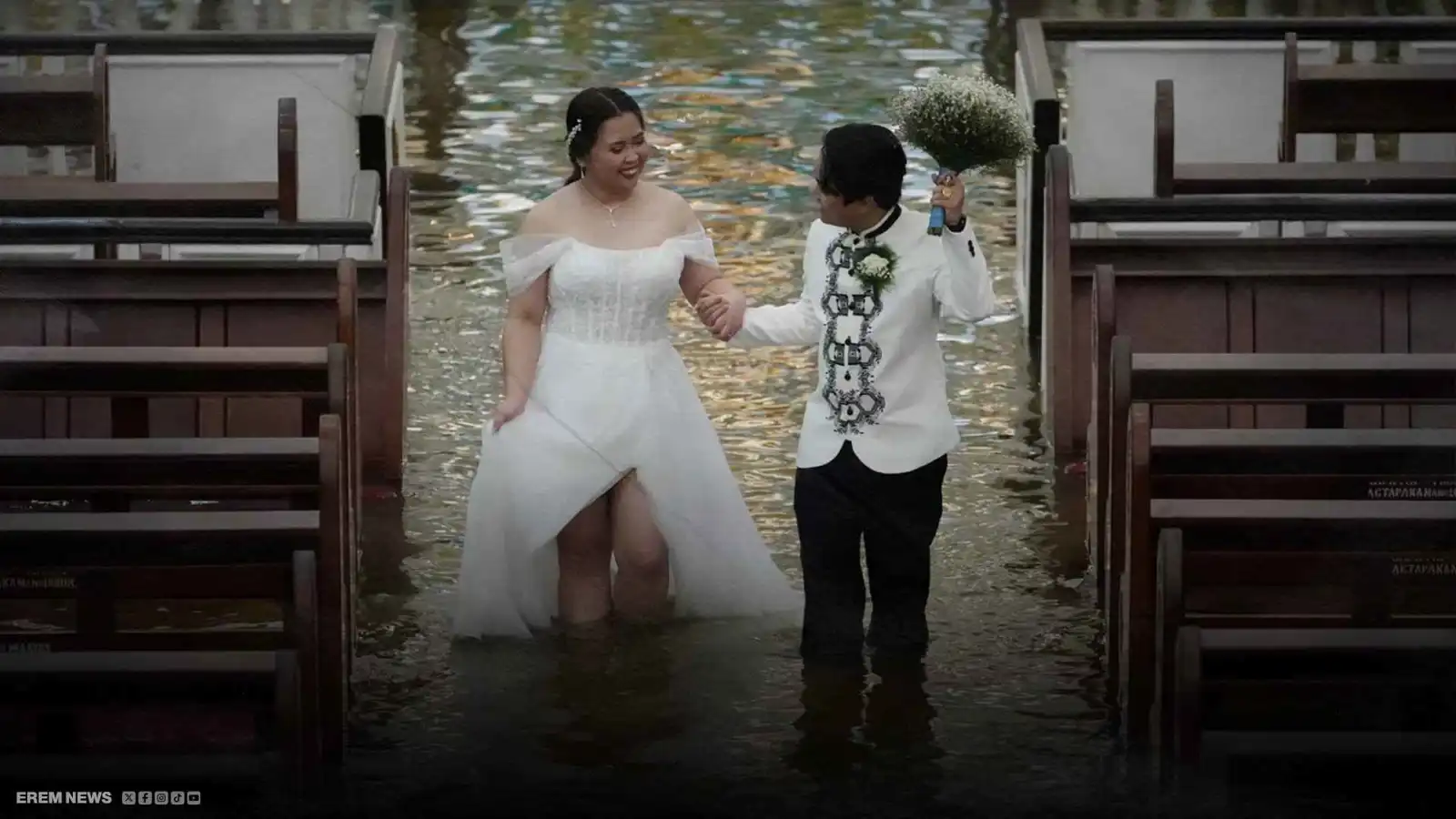 زفاف الفيضانات.. زوجان يعقدان قرانها بين السيول الجارفة