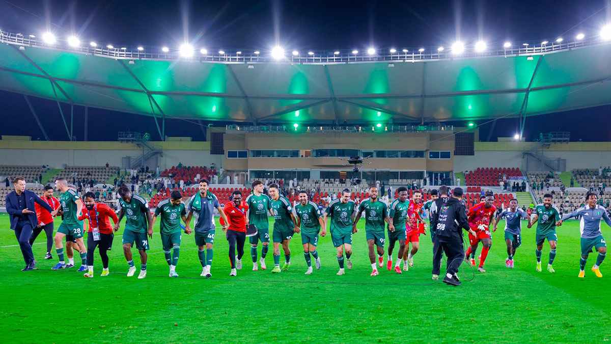 أول الراحلين عن الأهلي السعودي في الشتوية