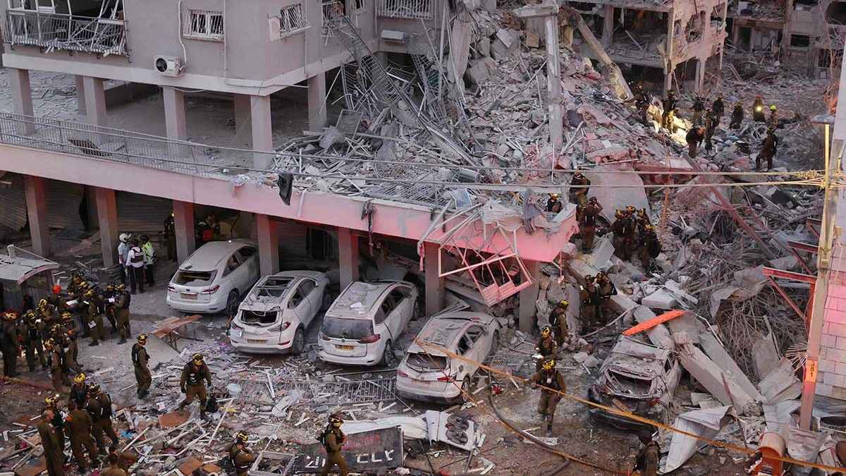 تقارير عبرية: خامنئي أمر بضرب التجمعات السكانية الإسرائيلية