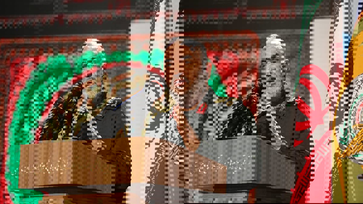 مذكرًا بطعن سلمان رشدي.. قائد الحرس الثوري يهدد باغتيال مديري مجلة شارلي إيبدو