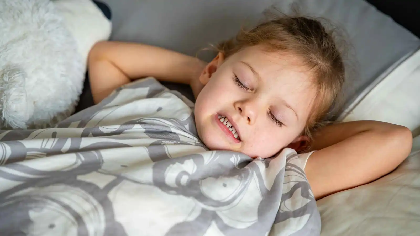 صرير الأسنان عند الأطفال.. أمر طبيعي أم يستدعي القلق؟
