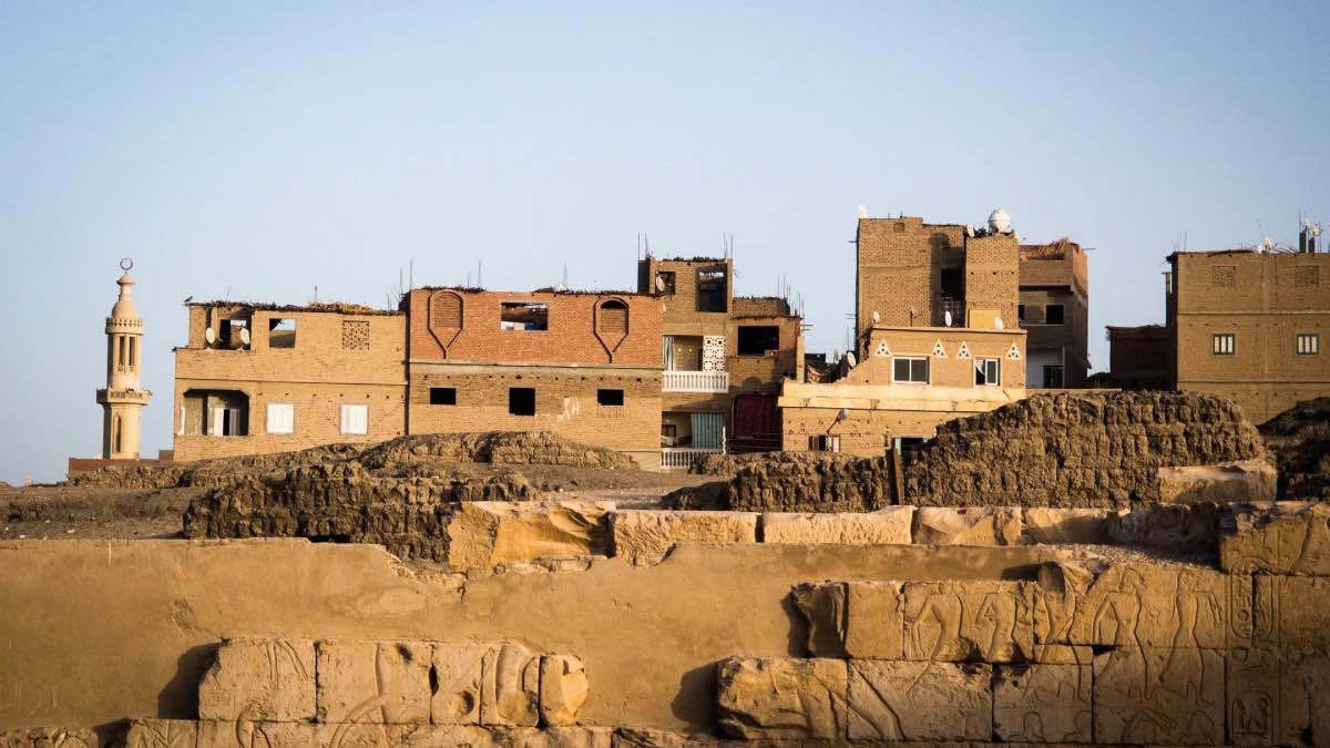 "حمل الكفن" ينهي سنوات الثأر بين عائلتين في مصر (صور)