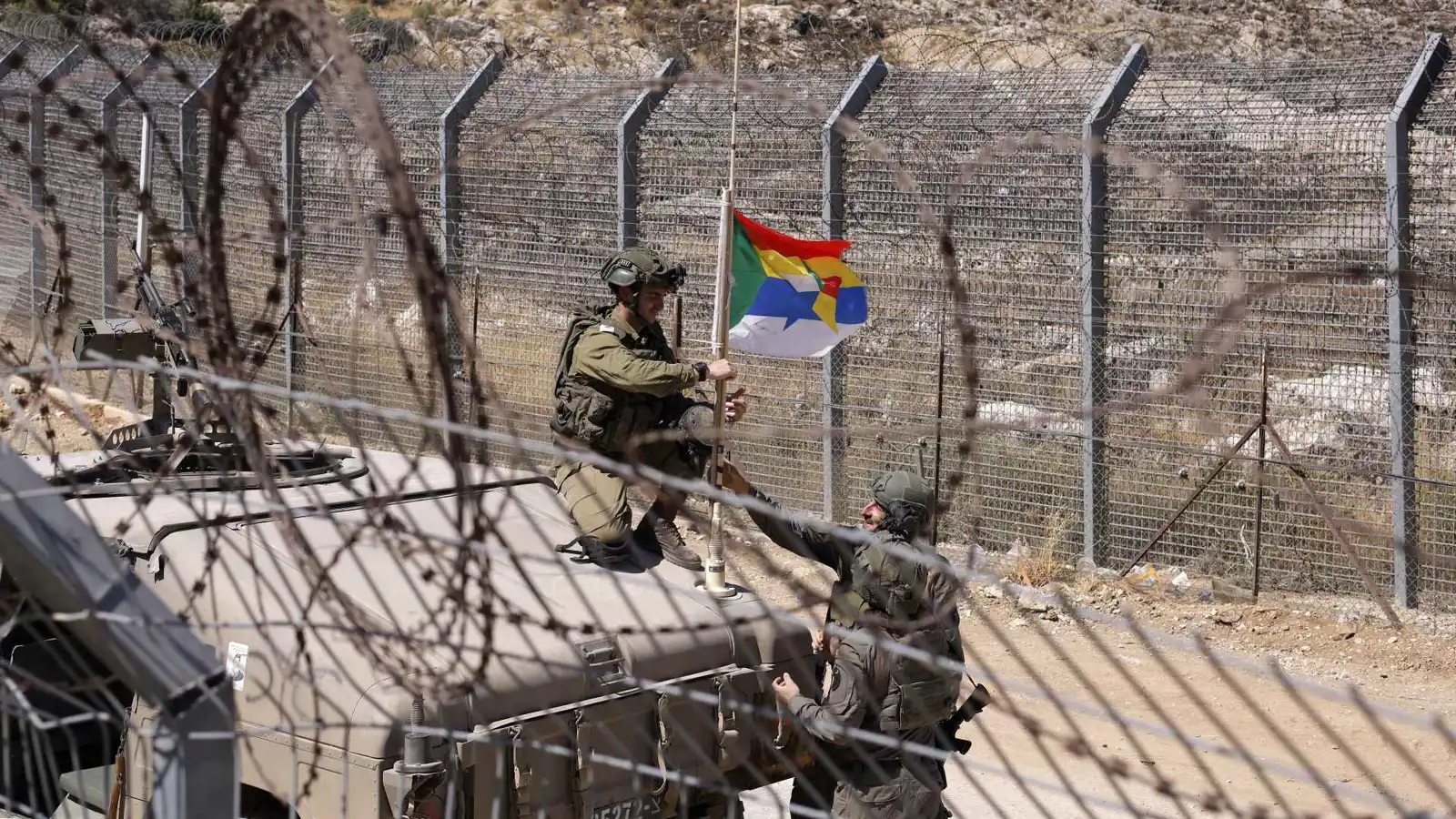 معبر الكرامة.. تحذيرات من تمدد إسرائيلي بالجنوب السوري تحت غطاء المساعدات