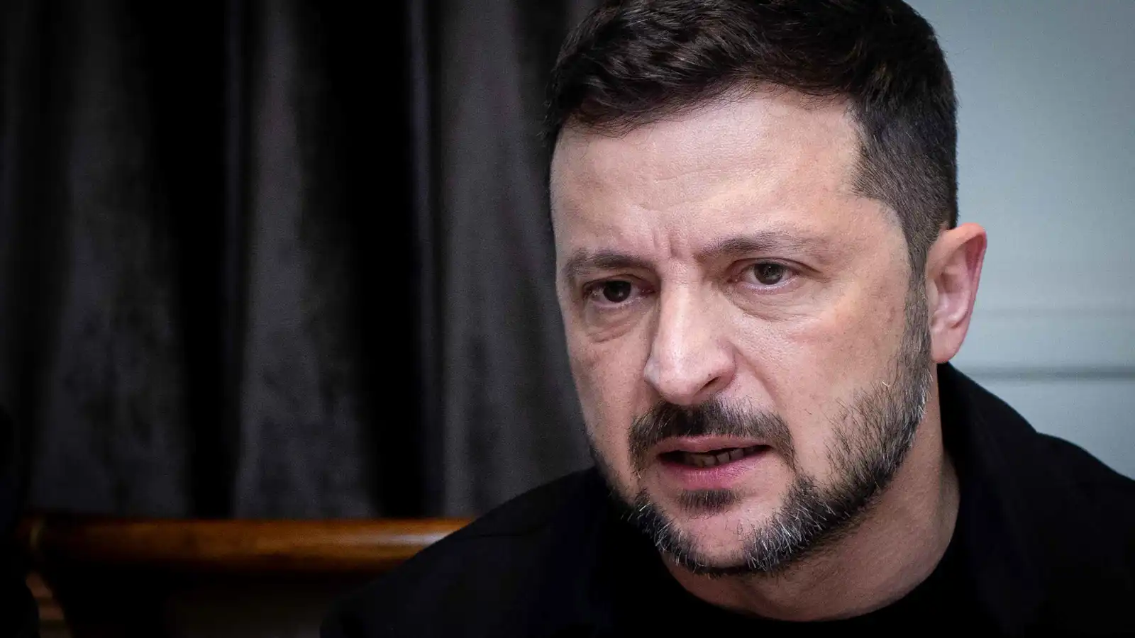 زيلينسكي: لن نسحب قواتنا من دونباس