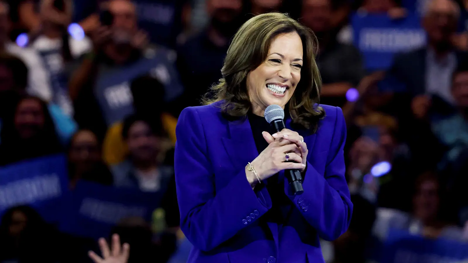 بزنس إنسايدر: هاريس ونائبها بالكاد يتحدثان إلى الصحافة