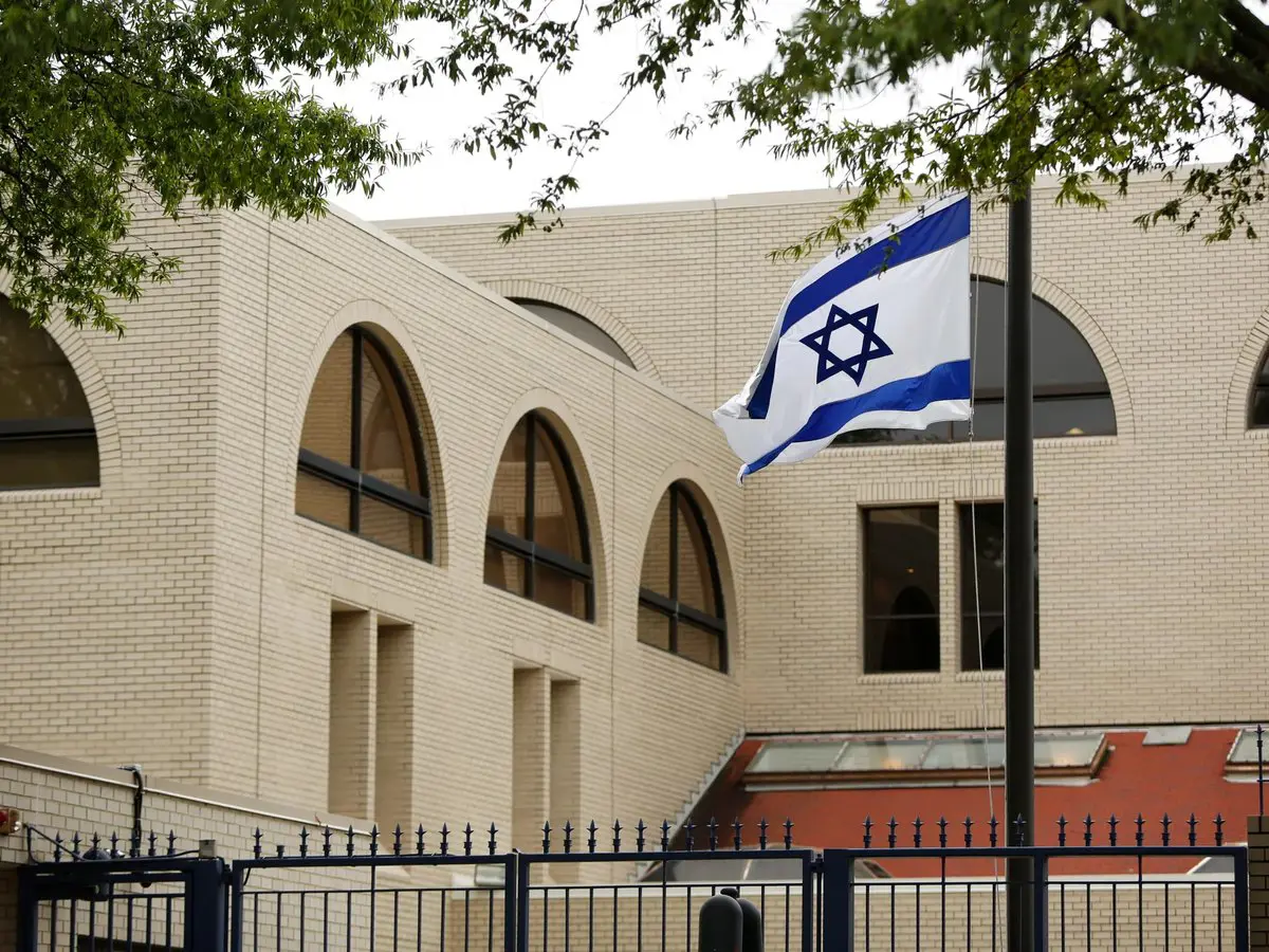 جندي أمريكي يحرق نفسه أمام سفارة إسرائيل في واشنطن‎ (فيديو وصور)