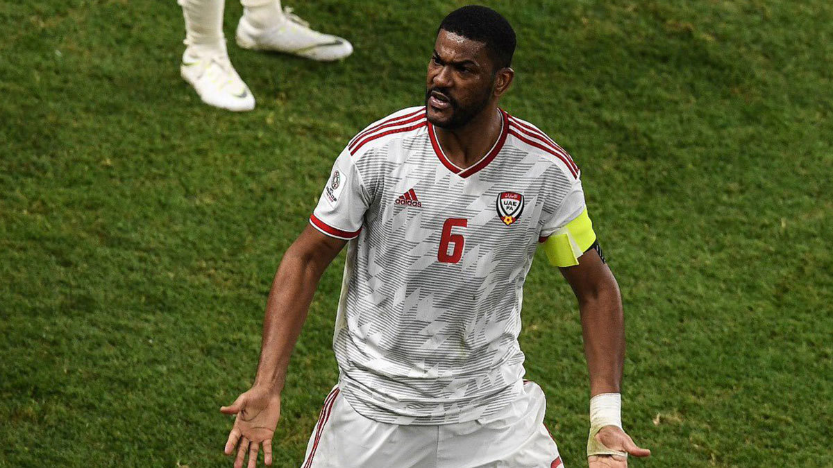 مباراة الإمارات وأستراليا.. تطورات حالة فارس جمعة الصحية بعد نقله إلى المستشفى (فيديو)