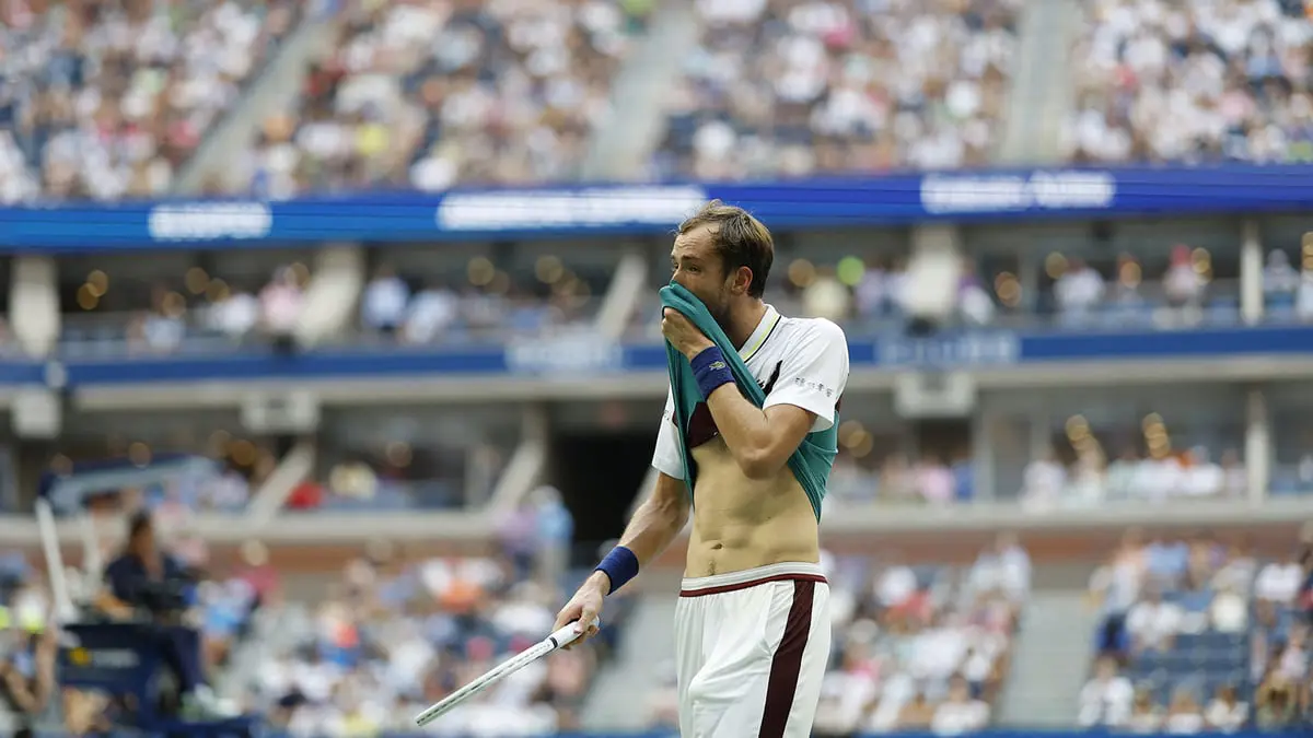 ميدفيديف مهاجمًا توقيت "أمريكا المفتوحة للتنس": الأمر سينتهي بوفاة أحد اللاعبين