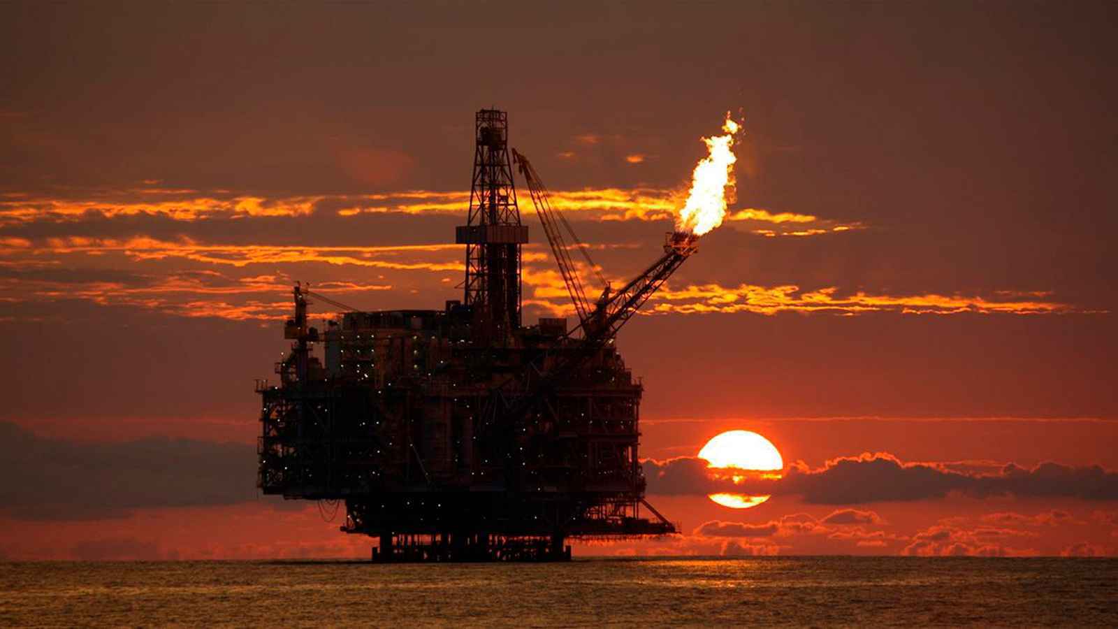 3 قتلى في حريق بمنصة نفطية قبالة سواحل أنغولا