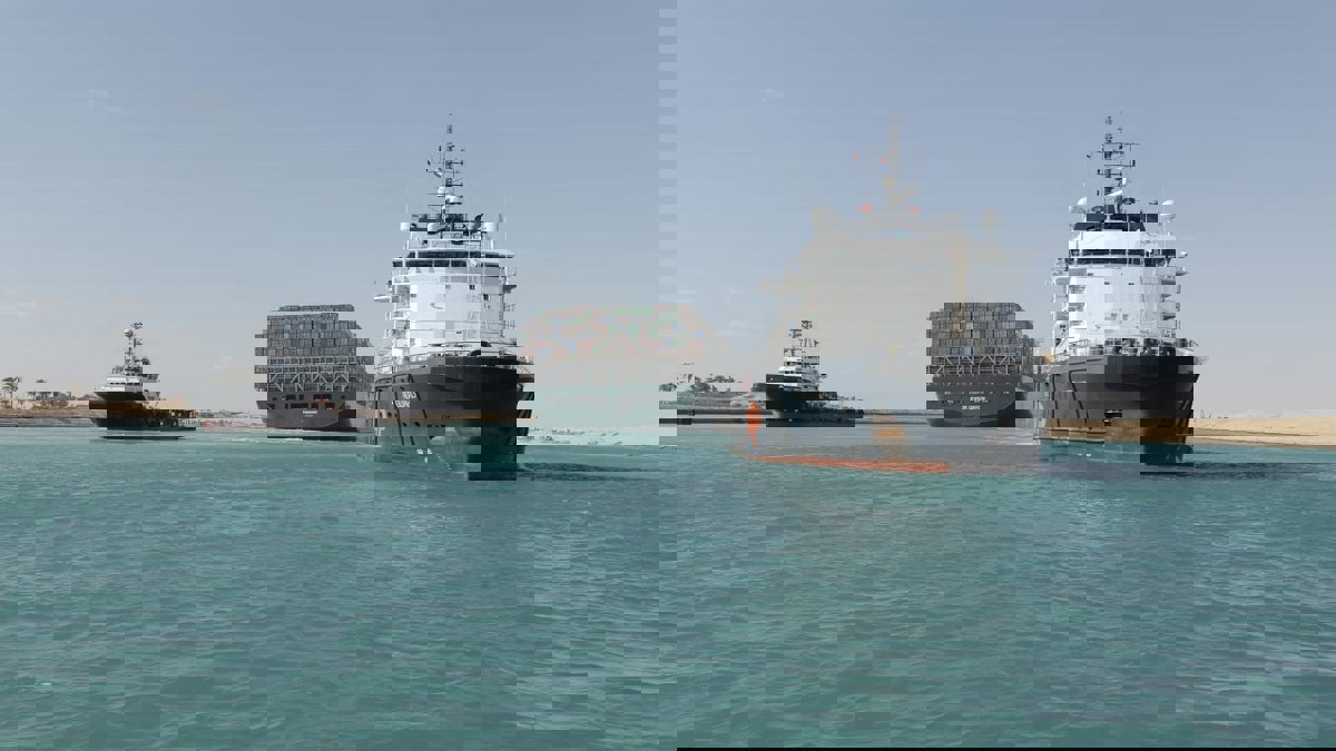 مصر.. السفينة الجانحة تصل بحيرات الإسماعيلية بعد نجاح تعويمها (صور)‎