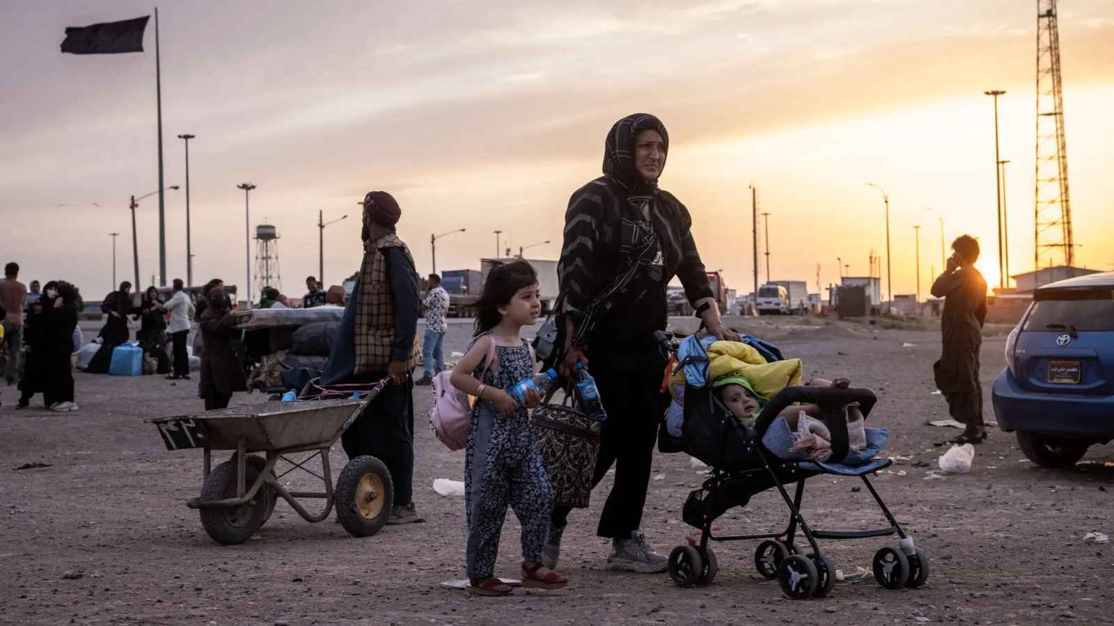 نيويورك تايمز: تدفق المرحّلين من إيران يفاقم الأزمة الإنسانية في أفغانستان