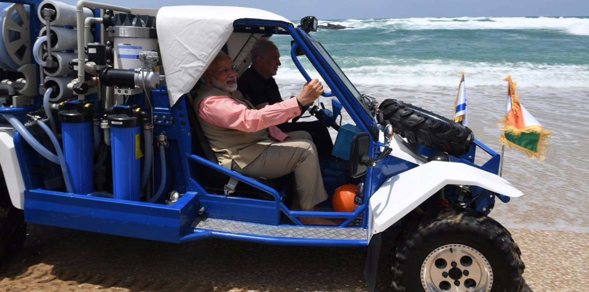 نزهة نتنياهو مع نظيره الهندي على الشاطئ تثير موجة من السخرية 