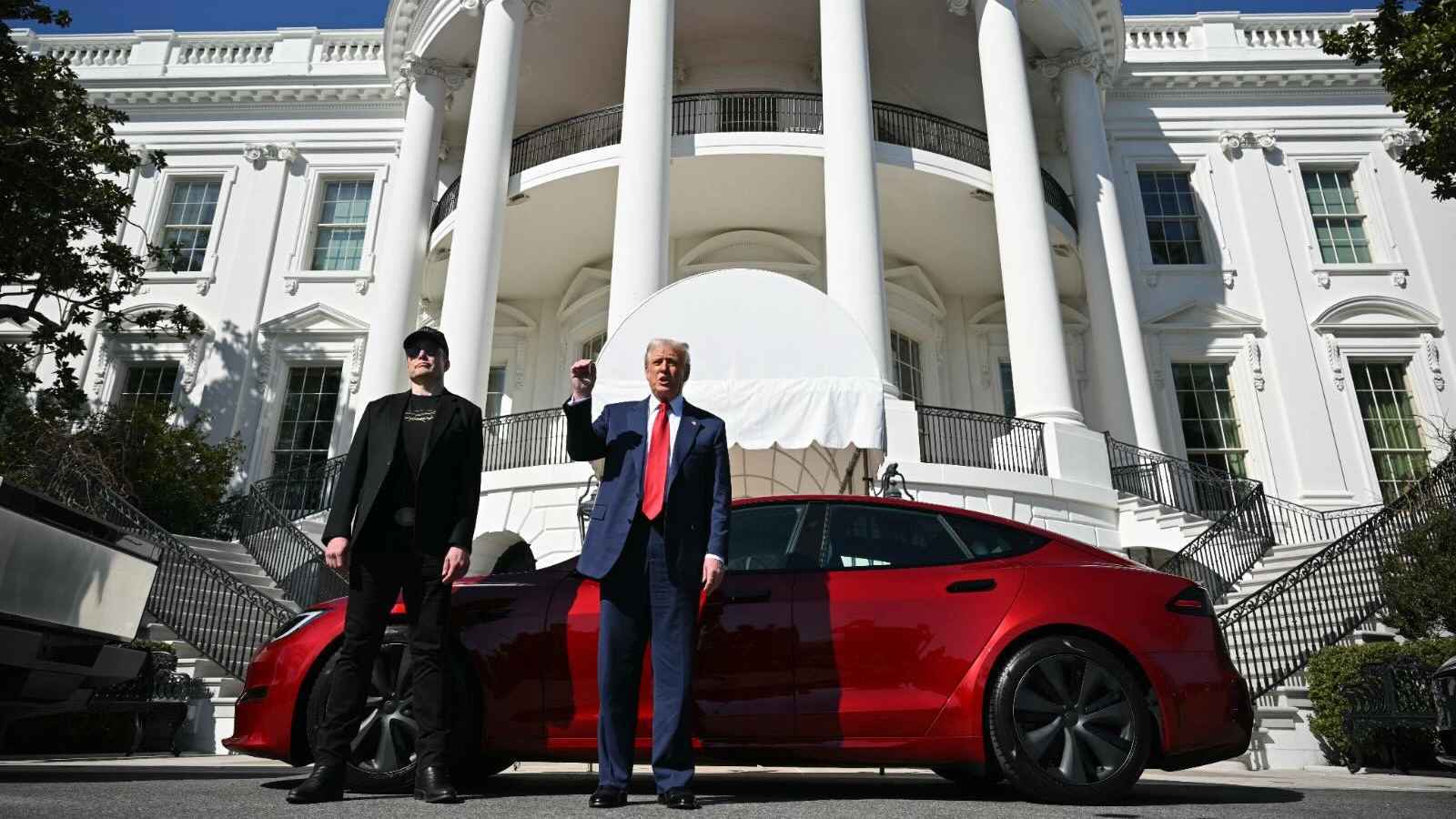 "تسلا" في قلب العاصفة.. وترامب يدعم ماسك