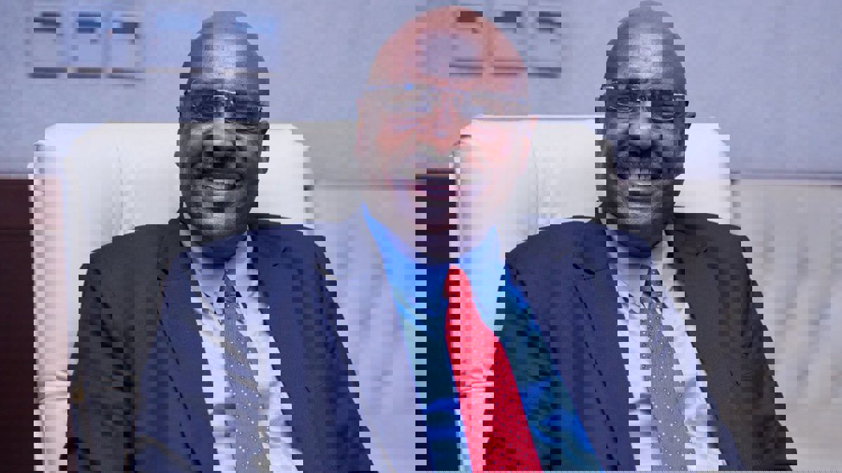 رفضًا لإعفائه من منصبه.. مسؤول في نادي المريخ السوداني يحطم أقفال الملعب ويقتحمه عنوة (فيديو)