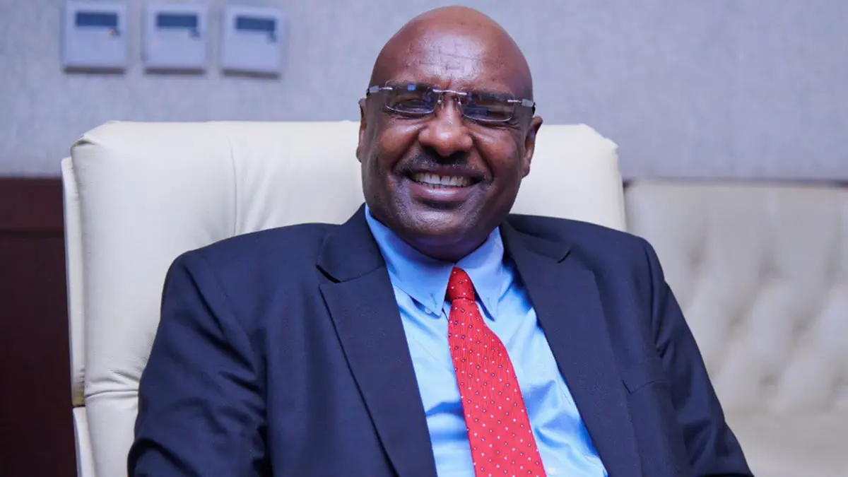 رفضًا لإعفائه من منصبه.. مسؤول في نادي المريخ السوداني يحطم أقفال الملعب ويقتحمه عنوة (فيديو)