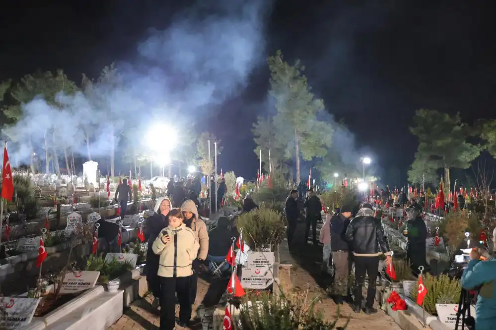 أتراك داخل مقبرة لضحايا زلزال فبراير 