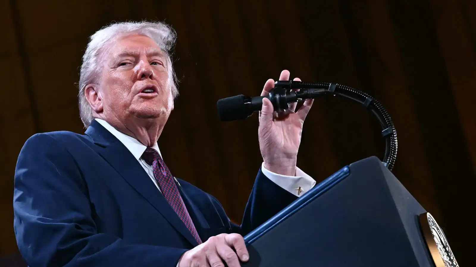 تقديرات إسرائيلية: ترامب يدرس تغيير النظام في إيران