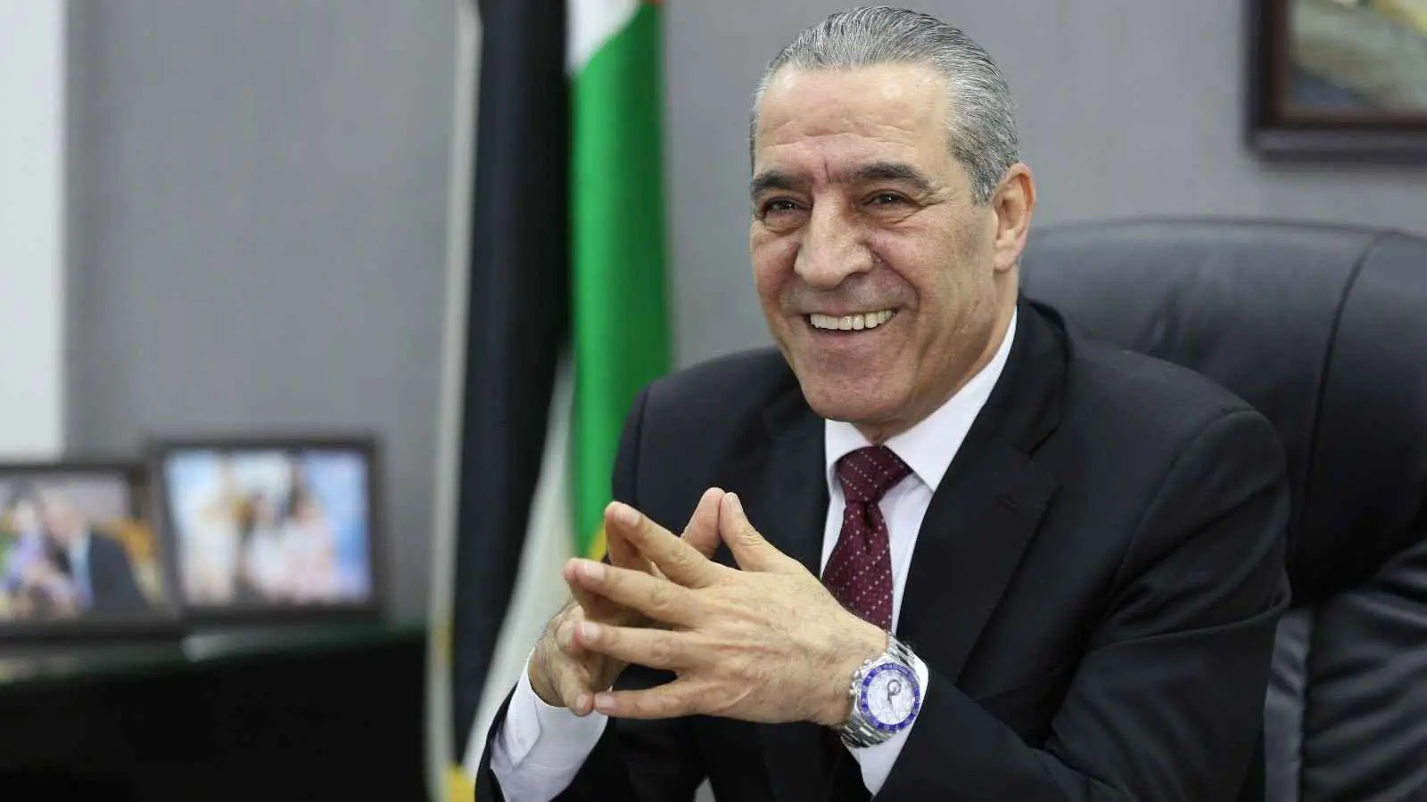 محمود عباس يعين حسين الشيخ نائبا له