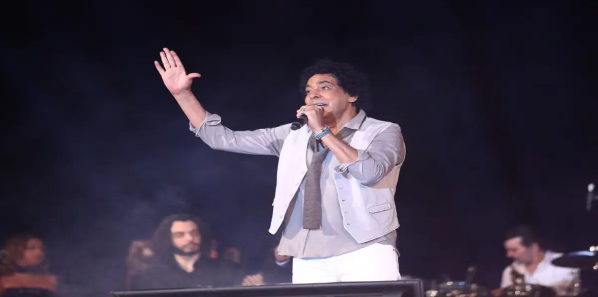 بالصور.. محمد منير يغادر المستشفى