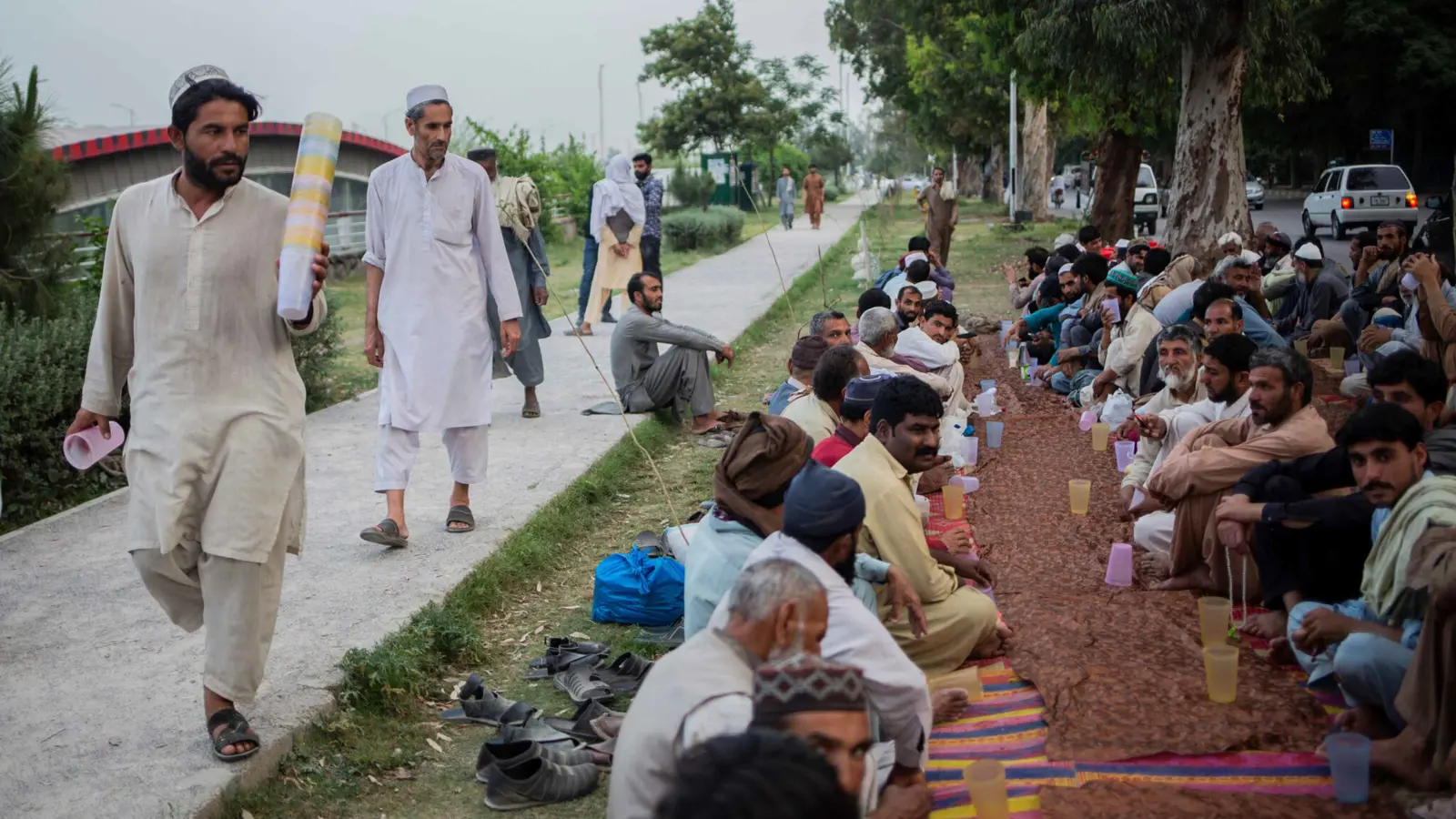 رمضان في باكستان.. احتفالات خاصة وموائد غنية بنكهات مميزة