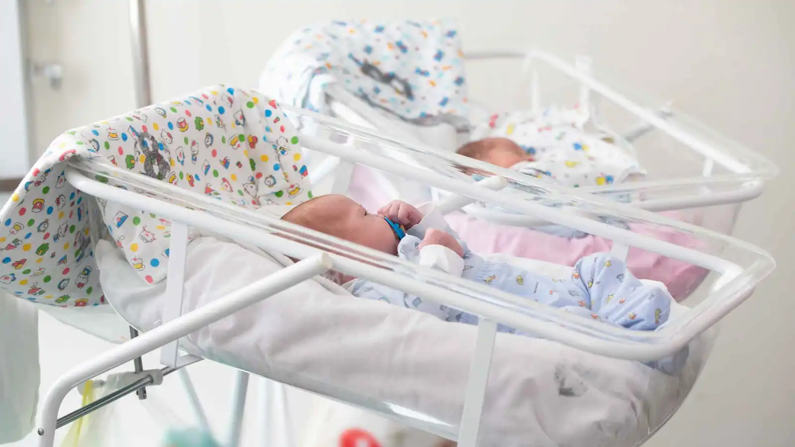 الحمض النووي يكشف لغز تبديل طفلتين في النمسا بعد 35 عامًا