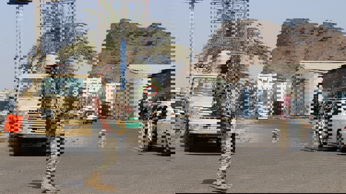 السفير السعودي ينفي حدوث توتر في مطار عدن