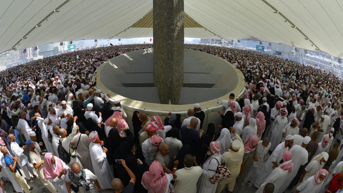 لفتة إنسانية من الأمير سلطان بن سلمان تجاه طفلة خلال رمي الجمرات