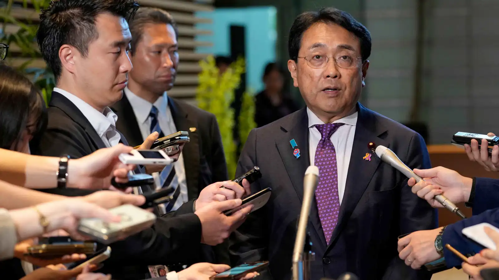 رئيس الوزراء الياباني يريد دراسة اتفاق ترامب التجاري "الضخم"