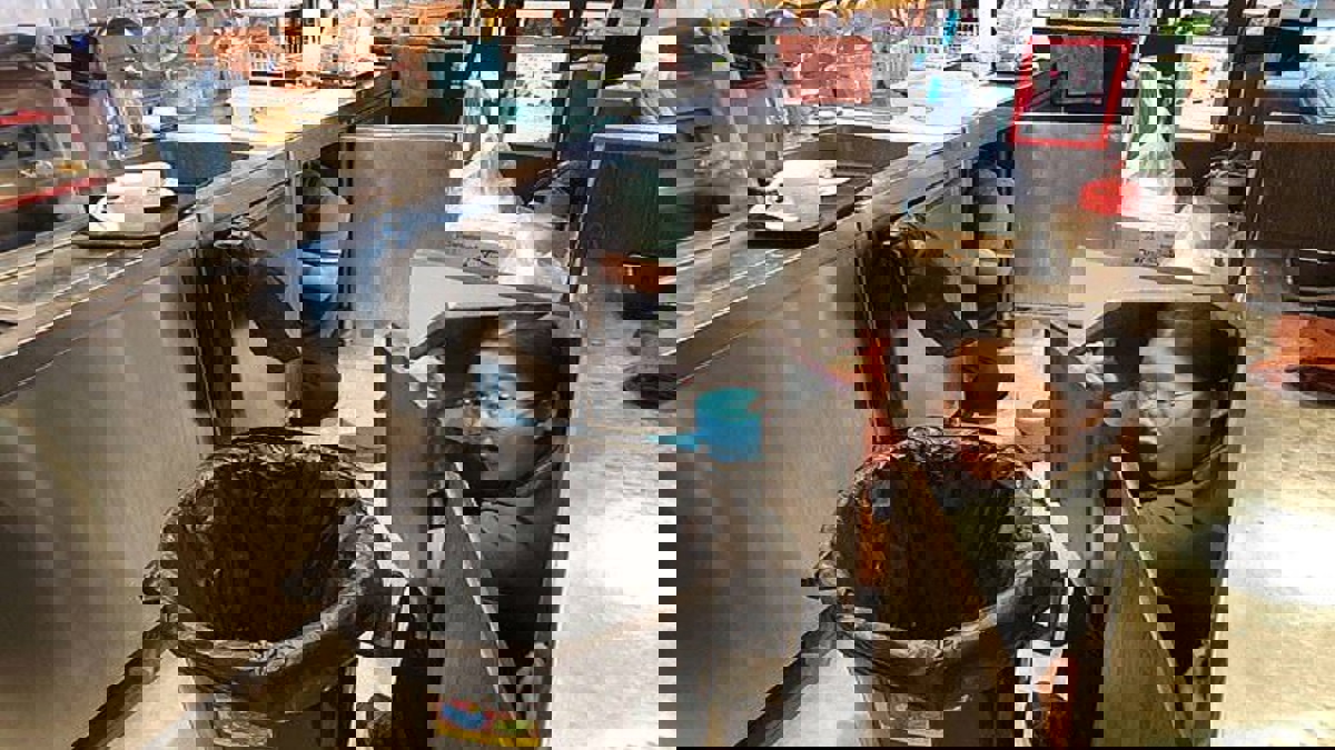 بسبب الغيرة.. رجل يقتل طليقته بوابل رصاص داخل عملها (صور)