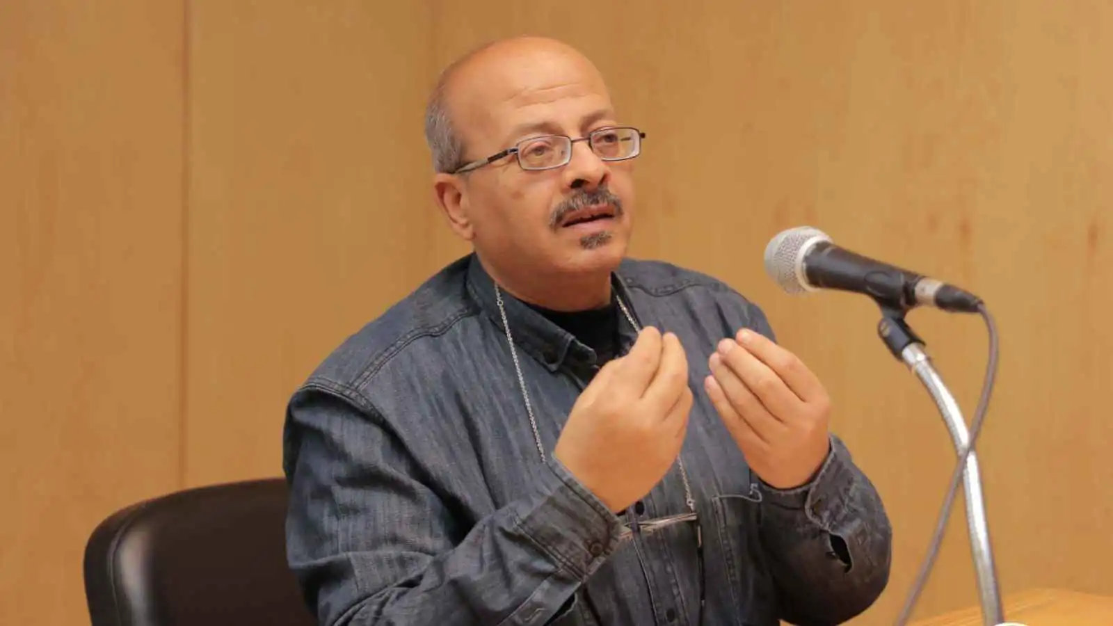 "سأمضي خفيفا".. قصيدة صدمت الأوساط الثقافية بعد رحيل مؤلفها