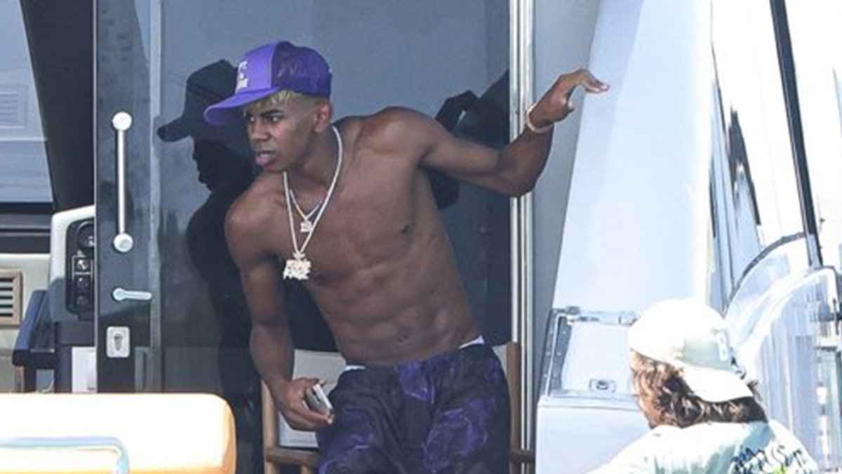 لامين يامال يستقبل 8 فتيات على يخت خاص في البحر (صور)