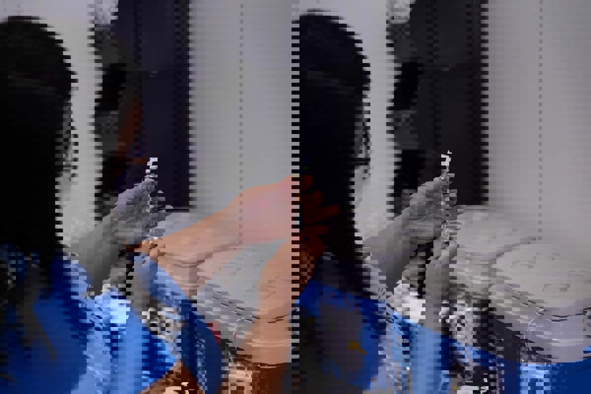 زوجان صينيان يسربان فيروسات مختبر كندي وسط مخاوف من وباء جديد