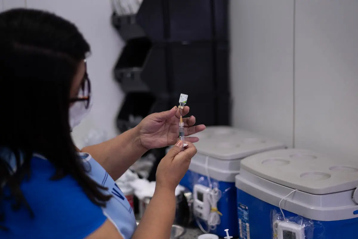 زوجان صينيان يسربان فيروسات مختبر كندي وسط مخاوف من وباء جديد