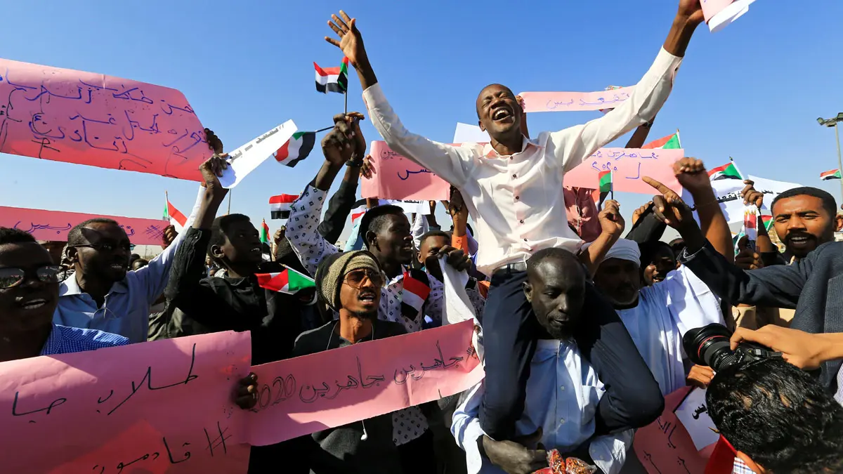 قبيل مسيرات في 12 مدينة.. الحزب الحاكم بالسودان يوجه رسالة للشباب