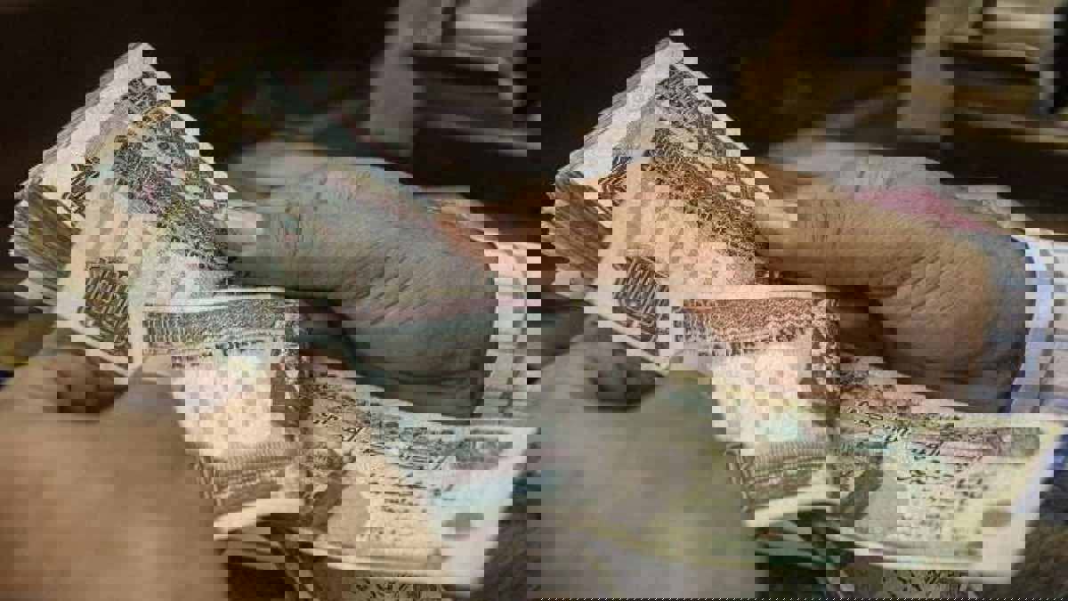 مصر تطرح أذون خزانة لسد عجز مالي بمليارات الدولارات