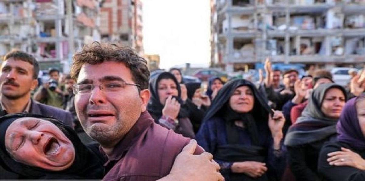 انتحار 20 إيرانيًا في كرمنشاه بسبب البرد وعجز الحكومة عن توفير المأوى بعد الزلزال (صور)