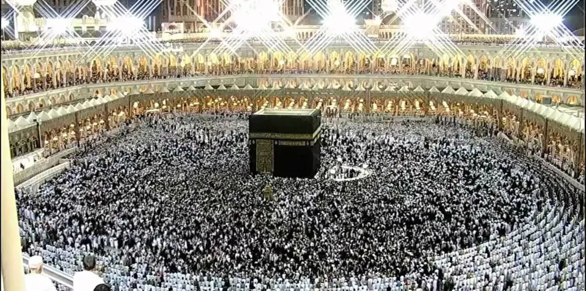 مسؤول سعودي كبير يستقبل أول بعثة من الحجاج الإيرانيين في المدينة المنورة (صورة)