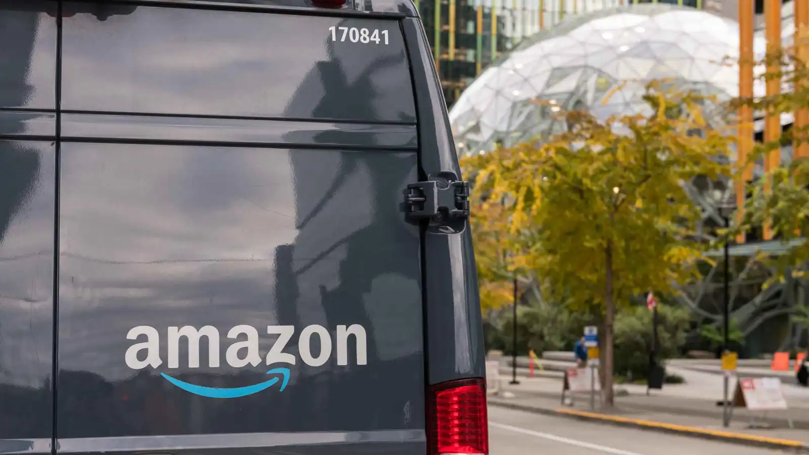 بريطانيا.. شاحنة لأمازون تعلق في "أخطر ممر للمشاة"