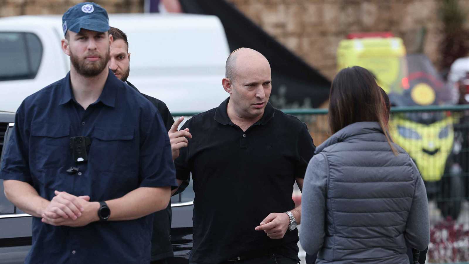 قراصنة إيرانيون يُسرّبون آلاف الأسماء الحساسة من هاتف بينيت