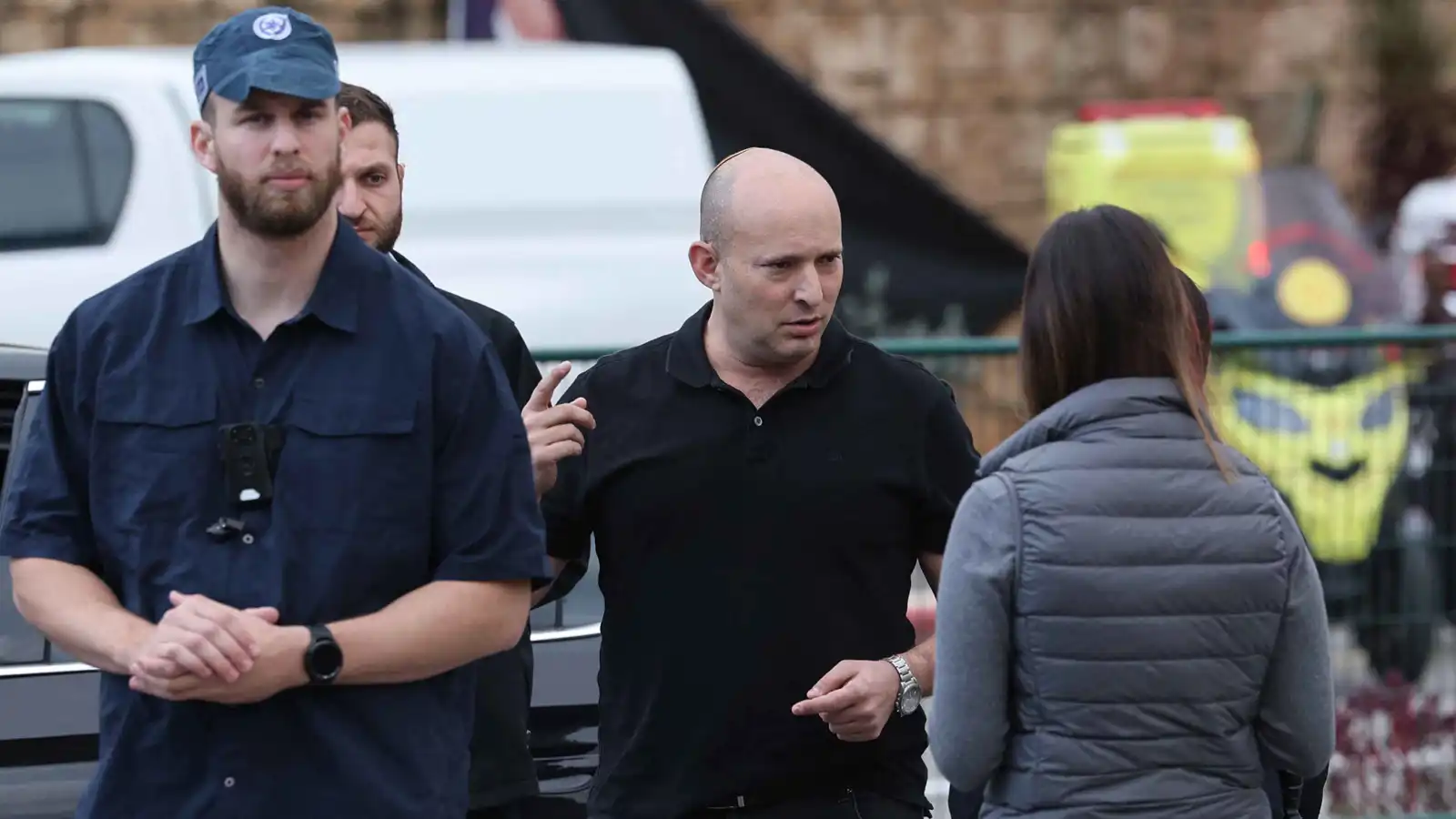 قراصنة إيرانيون يُسرّبون آلاف الأسماء الحساسة من هاتف بينيت