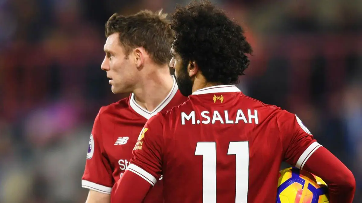 محمد صلاح يمازح ميلنر في احتفالات رائعة للاعبي ليفربول عقب إسقاط برشلونة (فيديو)