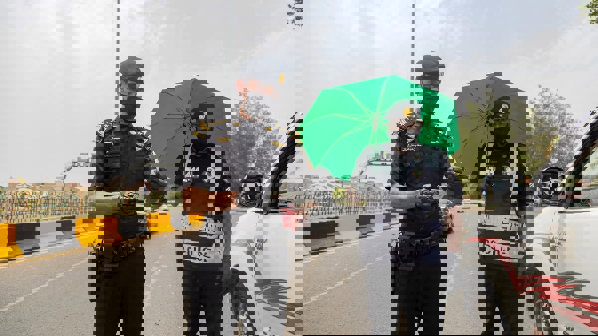 شرطي سعودي يوقف "مفحطًا" بقوة السلاح