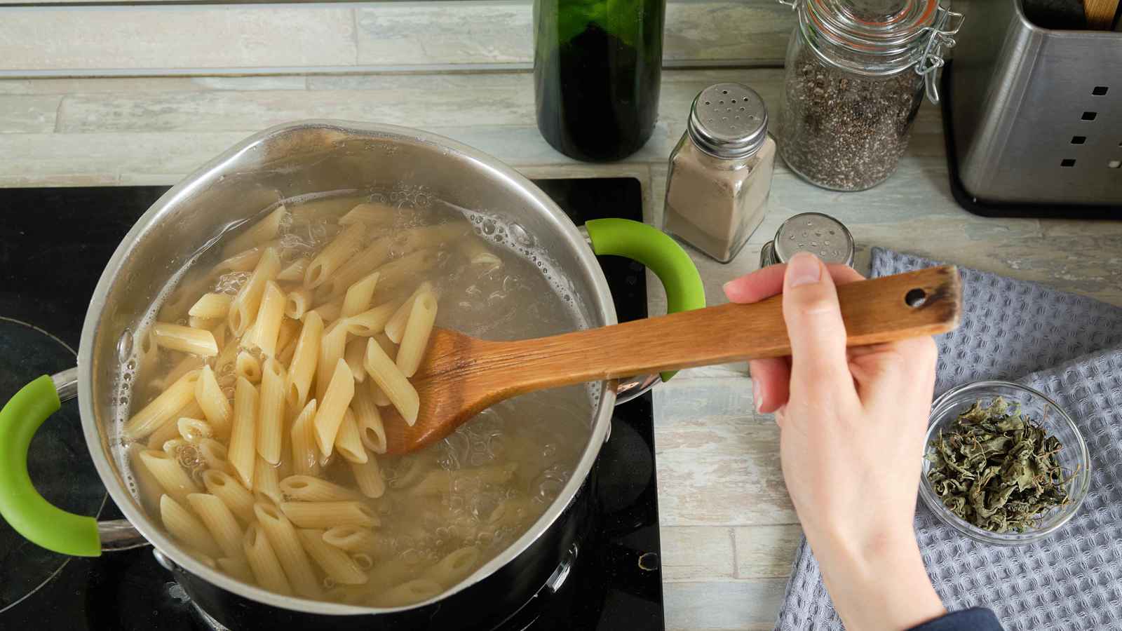 خطأ شائع عند تحضير المعكرونة قد يُكسبك وزنًا زائدًا