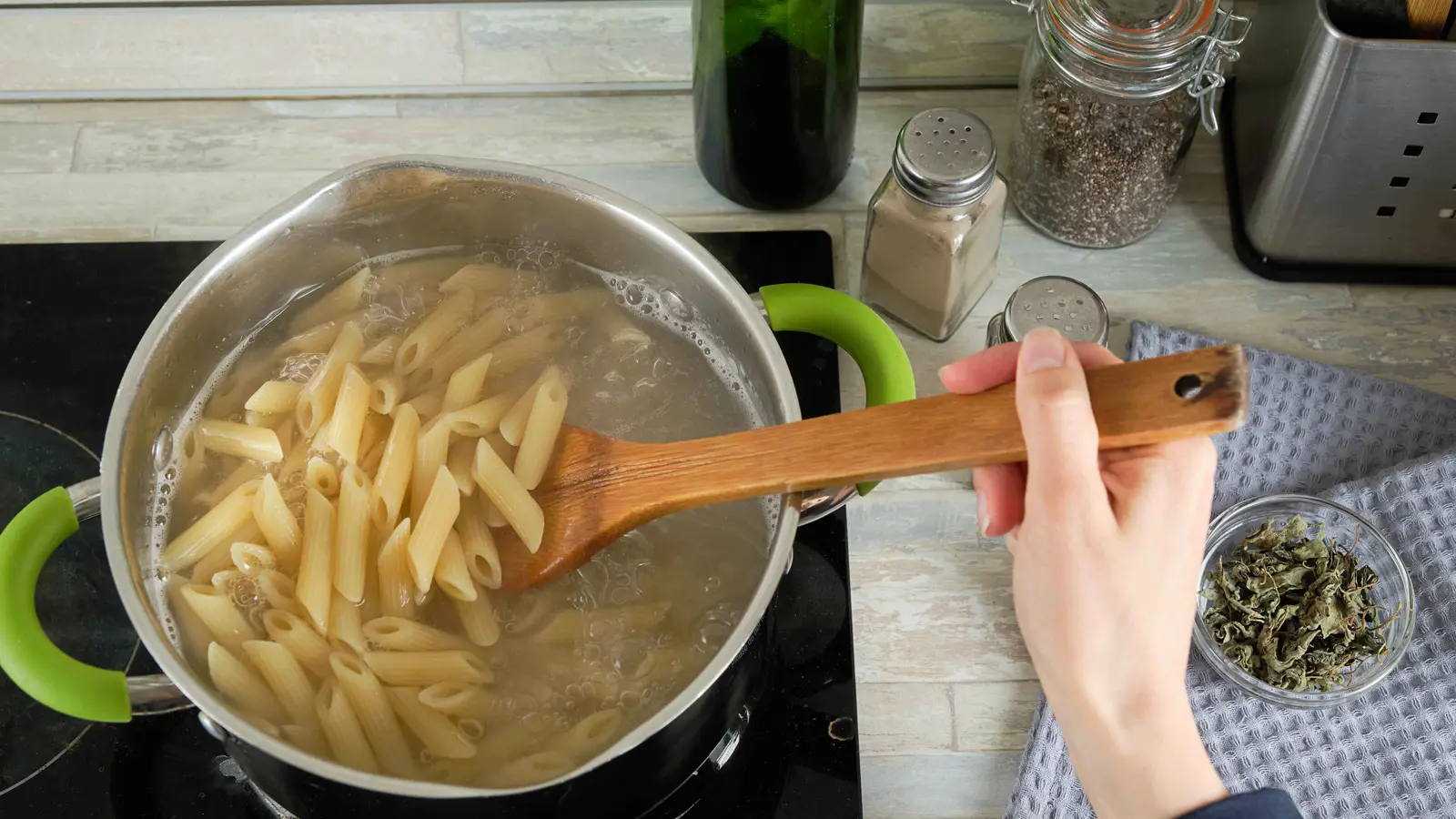 خطأ شائع عند تحضير المعكرونة قد يُكسبك وزنًا زائدًا