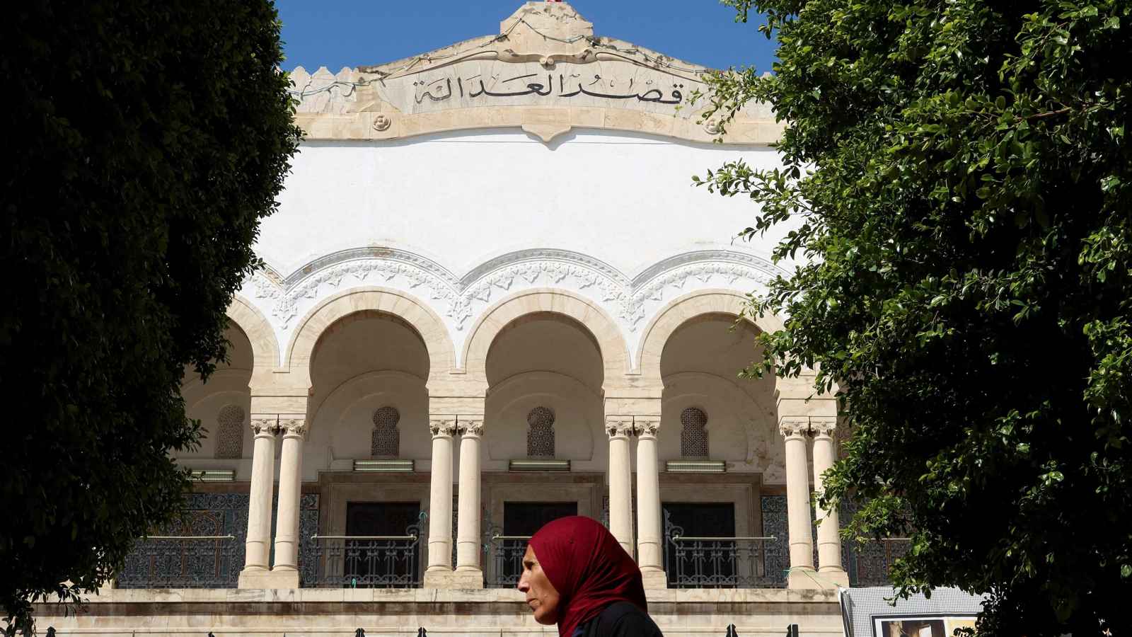 تمهيدا للمحاكمة.. إيقاف 5 صناع محتوى "فاحش" في تونس