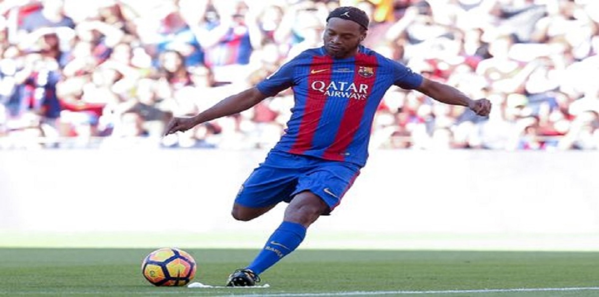 رونالدينيو يبهر جماهير برشلونة أمام أساطير مانشستر يونايتد (صور وفيديو)