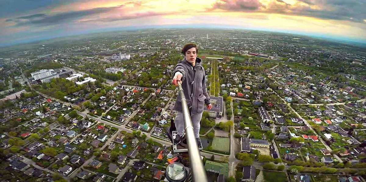 متهورون يجازفون بحياتهم لاقتناص "سيلفي" خالدة (صور)