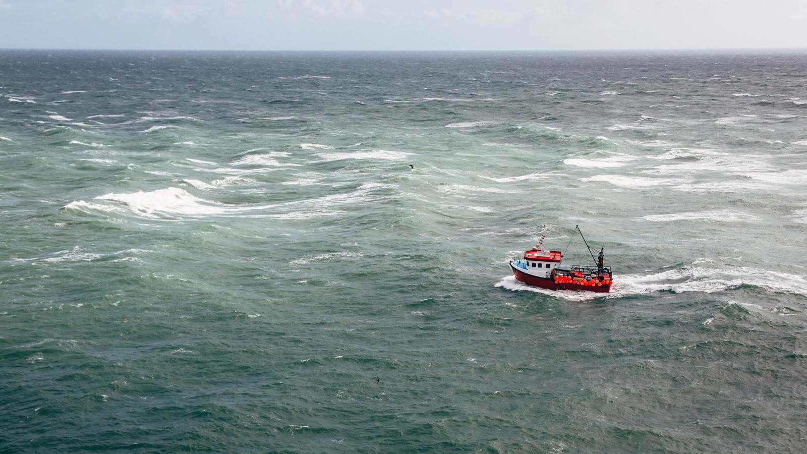 ليبيا.. مصرع 3 وإصابة آخرين بانفجار قارب صيد